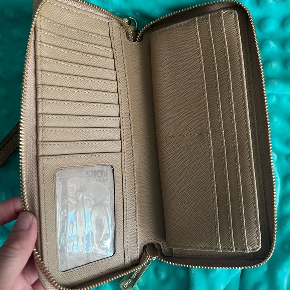 Michael Kors Jet Set Wallet Like New - Picture 2 of 5